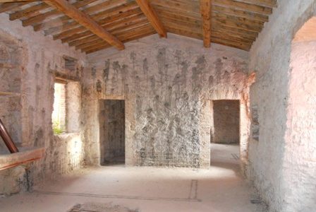 Porzione di casaletto in pietra indipendente in posizione collinare, ristrutturato con criterio antisismico, disposto su due livelli. Da finire perchè lasciato a grezzo.