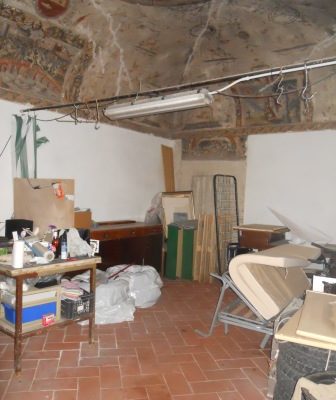 Locale in palazzo di prestigio, piano terra, ristrutturato, pavimento in cotto, soffitto a volta completamente affrescato. Ottimo per investimento.