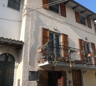 Nelle immediate vicinanze di Spoleto, porzione indipendente composta da: salone con camino, cucina con camino, tre camere, due bagni, balcone, cantine, garage e ampia taverna con forno a legna. La casa è in vendita con l'arredo.