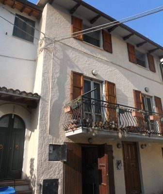 Nelle immediate vicinanze di Spoleto, porzione indipendente composta da: salone con camino, cucina con camino, tre camere, due bagni, balcone, cantine, garage e ampia taverna con forno a legna. La casa è in vendita con l'arredo.