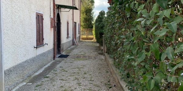 Spoleto periferia vendesi casa indipendente con giardino