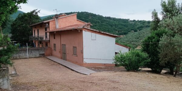 Giano Dell'Umbria vendesi casa con terreno