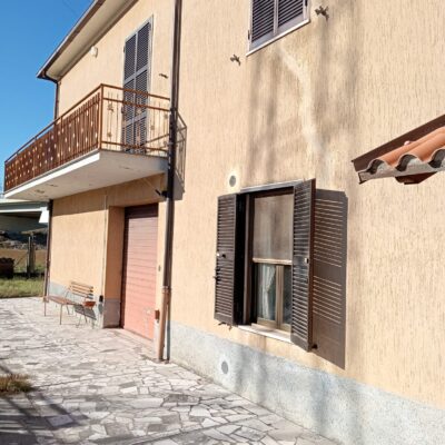 Spoleto vicinanze vendesi casa singola con terreno